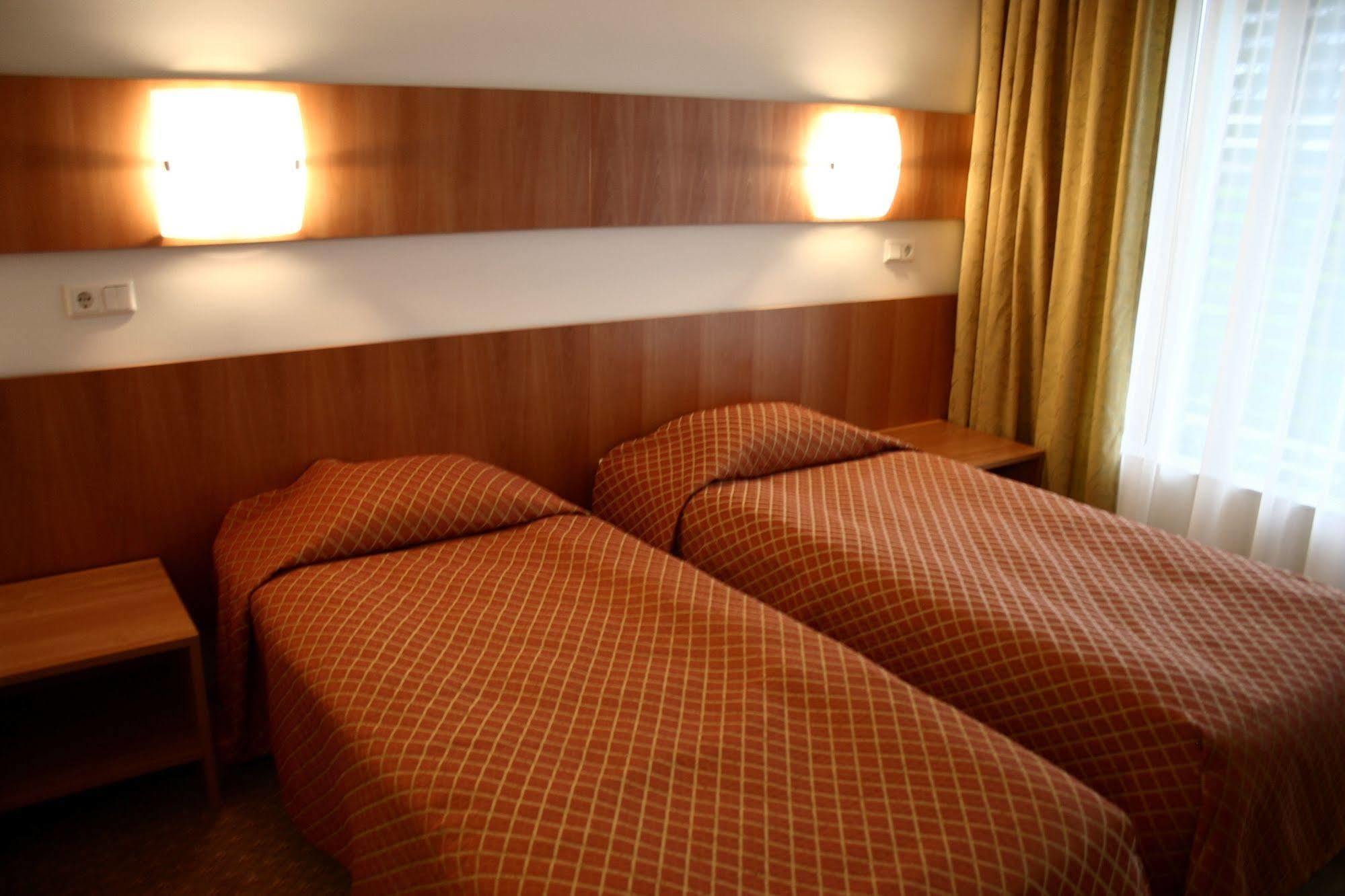 Raadimoisa Hotell Тарту Экстерьер фото