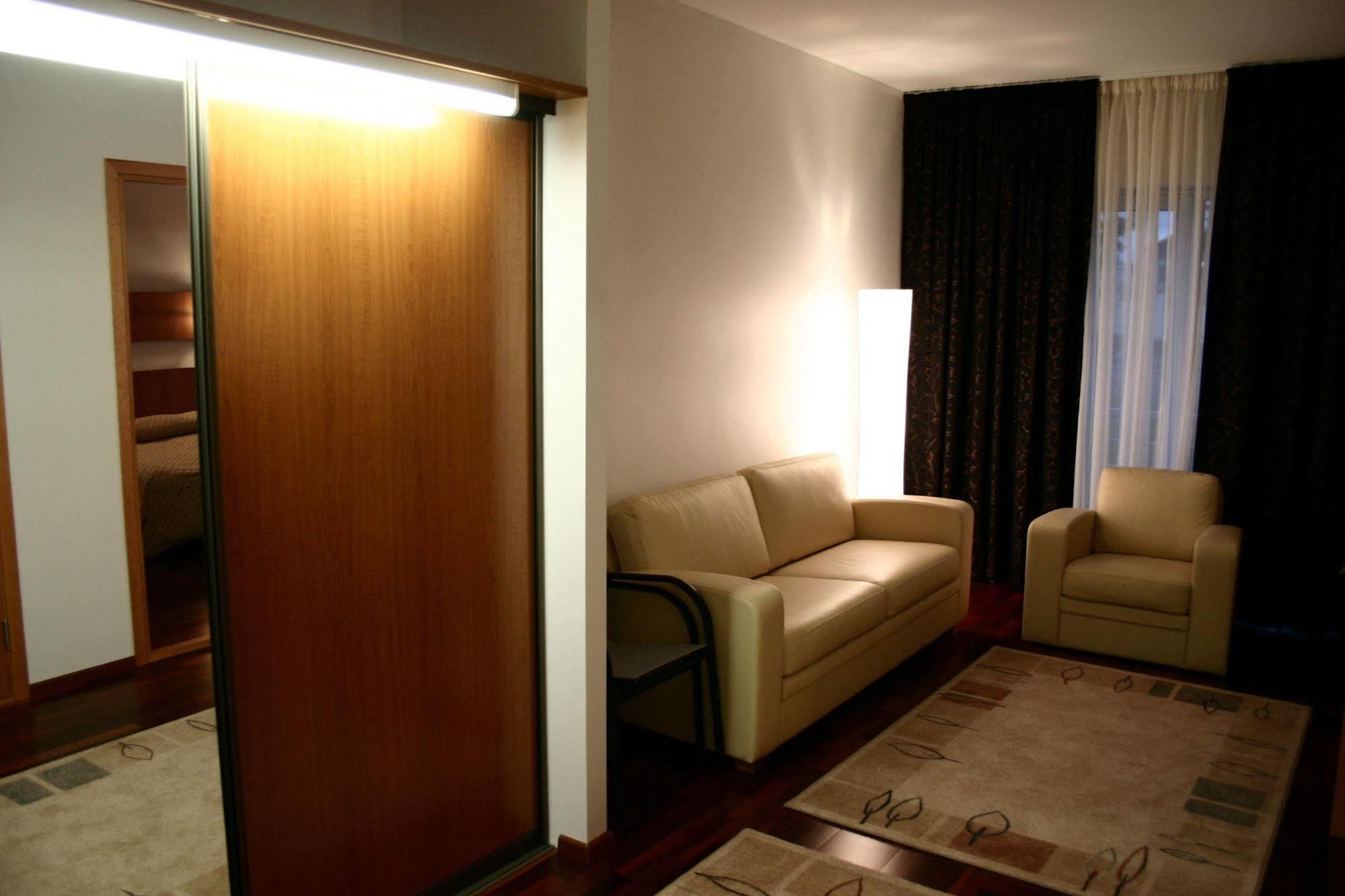 Raadimoisa Hotell Тарту Экстерьер фото