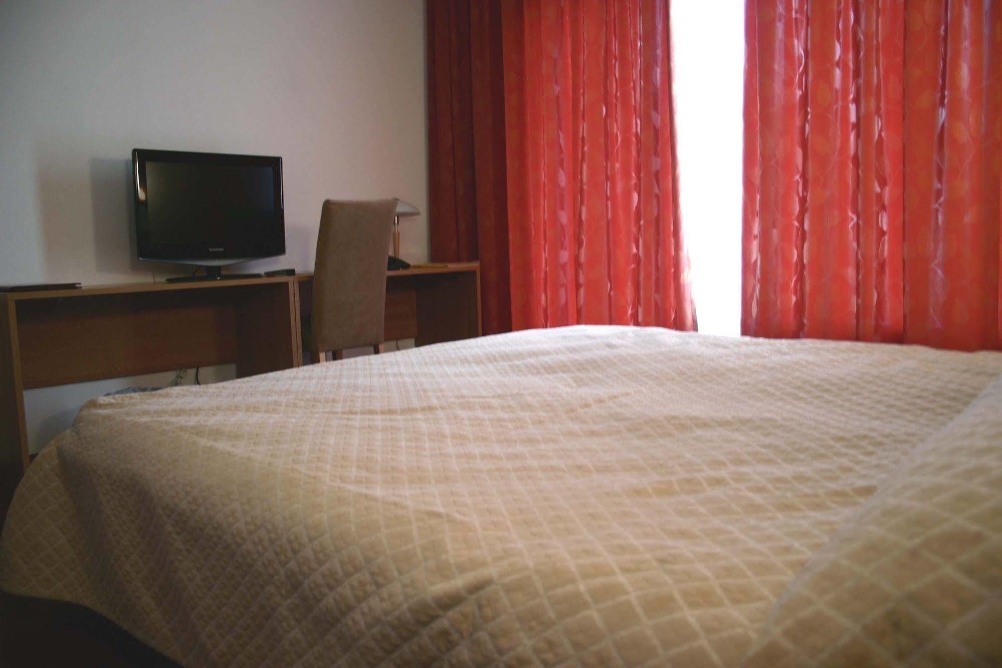 Raadimoisa Hotell Тарту Экстерьер фото