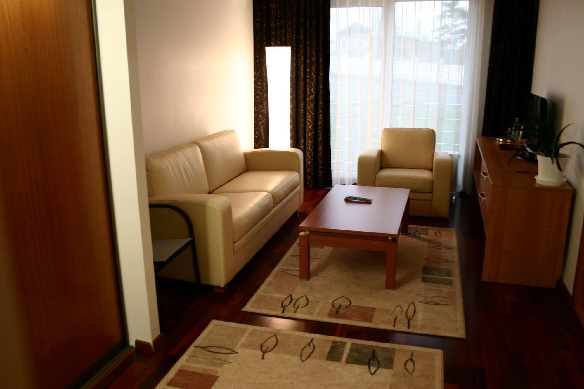 Raadimoisa Hotell Тарту Экстерьер фото